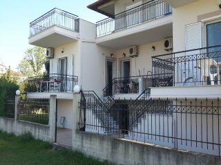 Vila Chrisanthi, Stavros