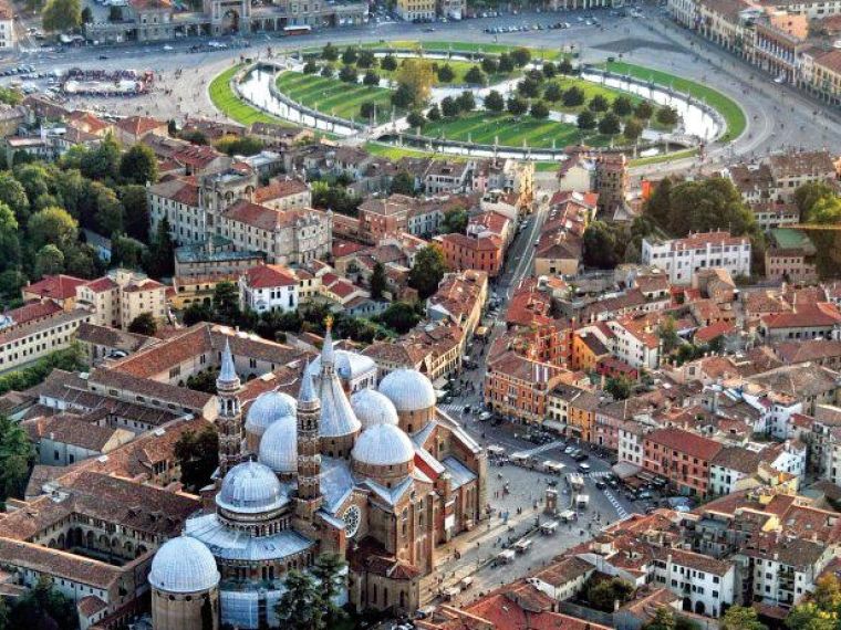 "Livada bez trave" ,"Vo bez rogova", "Svetac bez imena" i "Kafe bez vrata". Pričam o ...?