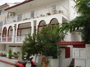 Vila Pirofani New, Sarti