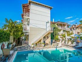 Vila Contis, Limenas